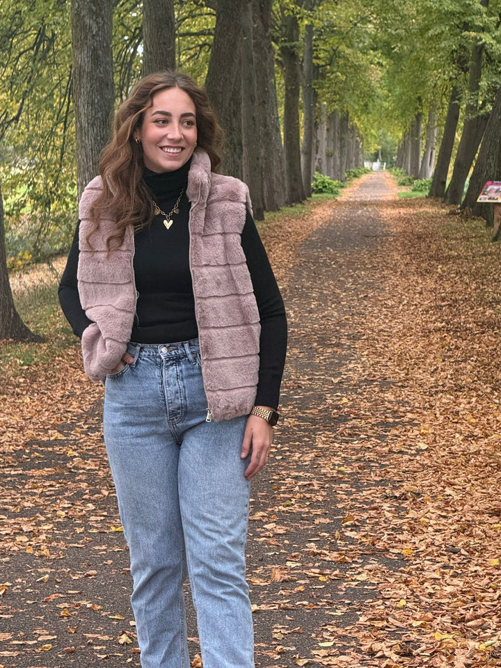 🤎 Taupe Faux Fur Bodywarmer – Chic, Warm & Tijdloos