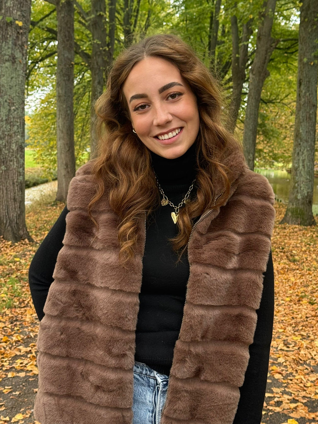 🤎 Luxe Bruine Faux Fur Bodywarmer – Zacht, Warm & Modieus