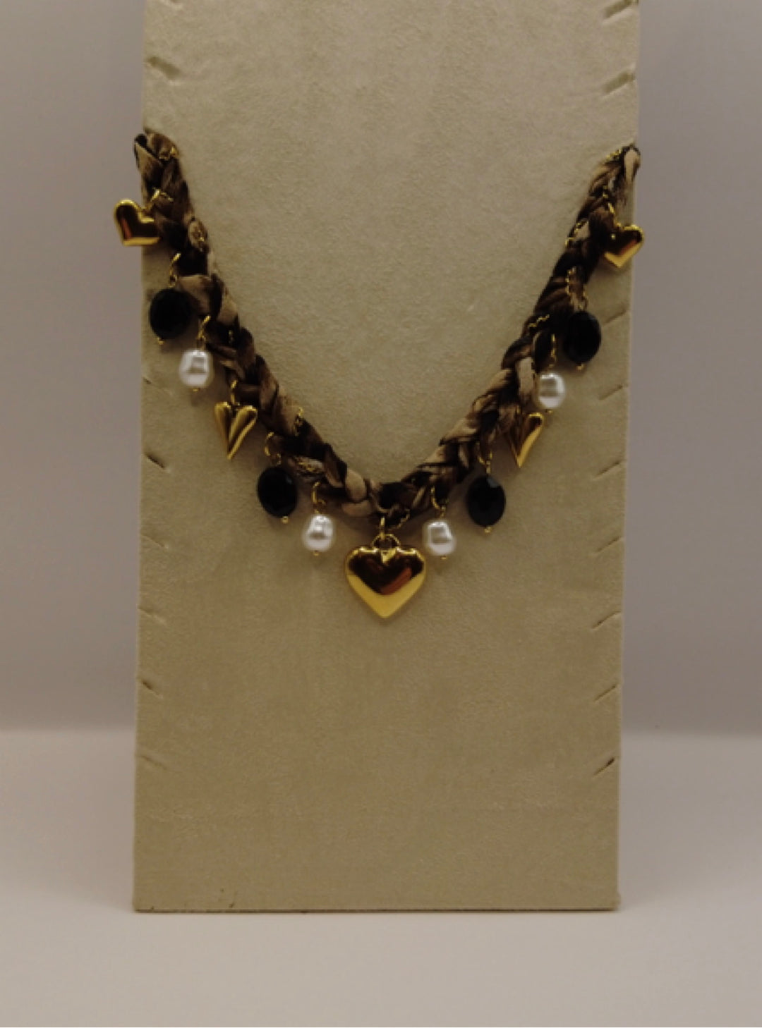 Statement ketting met gouden hartjes, parels en zwarte kralen
