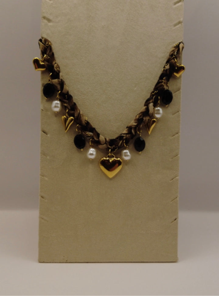 Statement ketting met gouden hartjes, parels en zwarte kralen