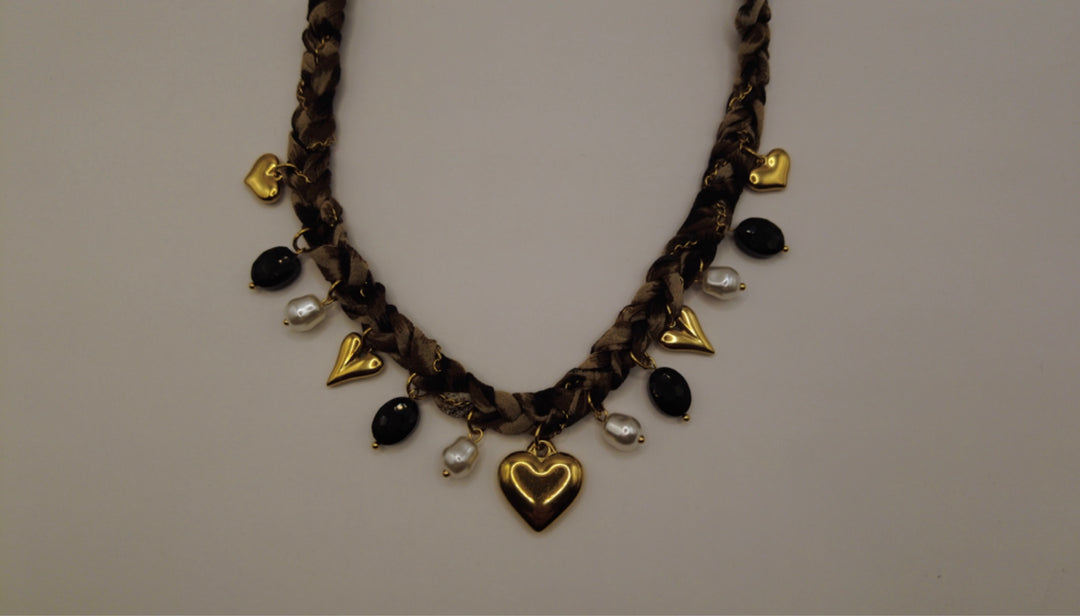 Statement ketting met gouden hartjes, parels en zwarte kralen