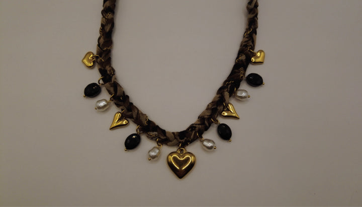 Statement ketting met gouden hartjes, parels en zwarte kralen