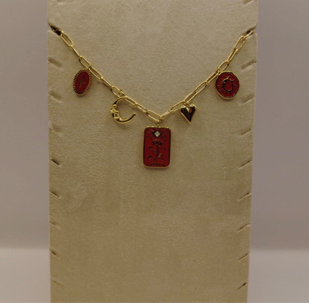 Stainless Steel Bedelketting – Goudkleurig met Rode Accenten & Symbolen