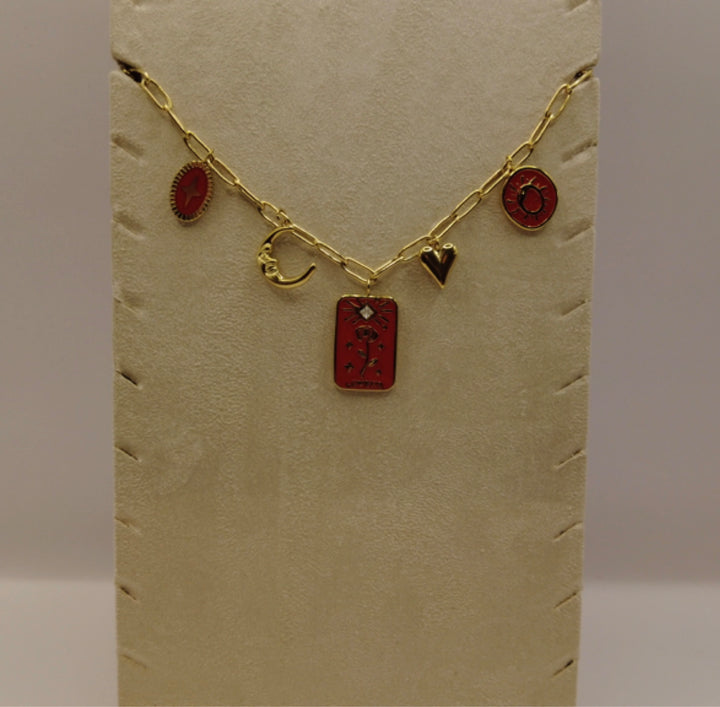 Stainless Steel Bedelketting – Goudkleurig met Rode Accenten & Symbolen