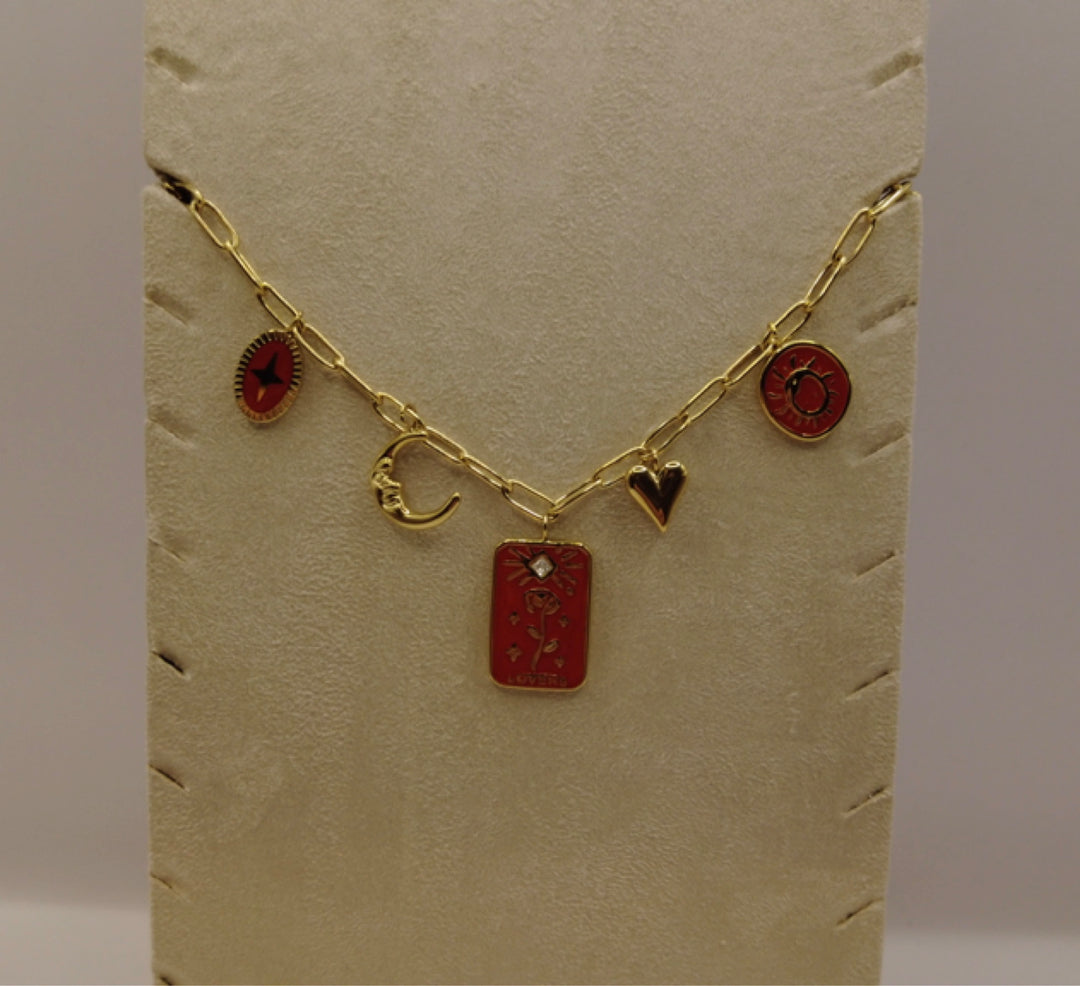 Stainless Steel Bedelketting – Goudkleurig met Rode Accenten & Symbolen