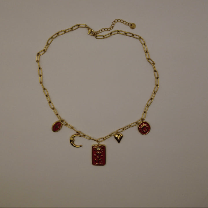 Stainless Steel Bedelketting – Goudkleurig met Rode Accenten & Symbolen