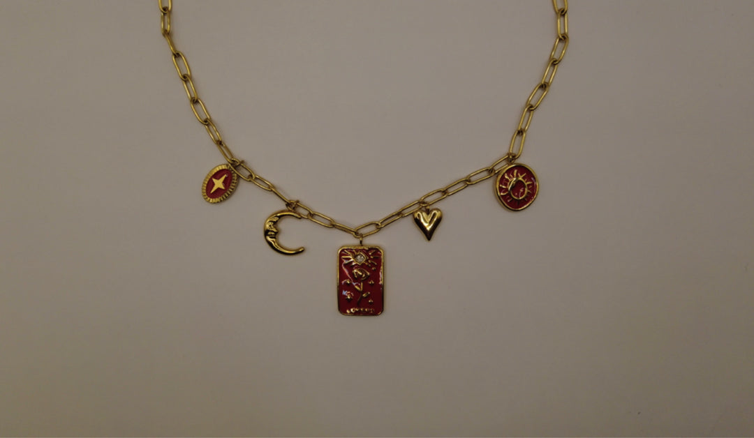 Stainless Steel Bedelketting – Goudkleurig met Rode Accenten & Symbolen