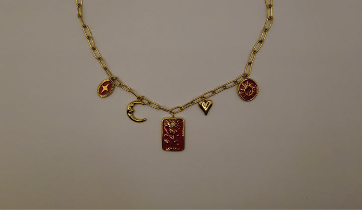 Stainless Steel Bedelketting – Goudkleurig met Rode Accenten & Symbolen