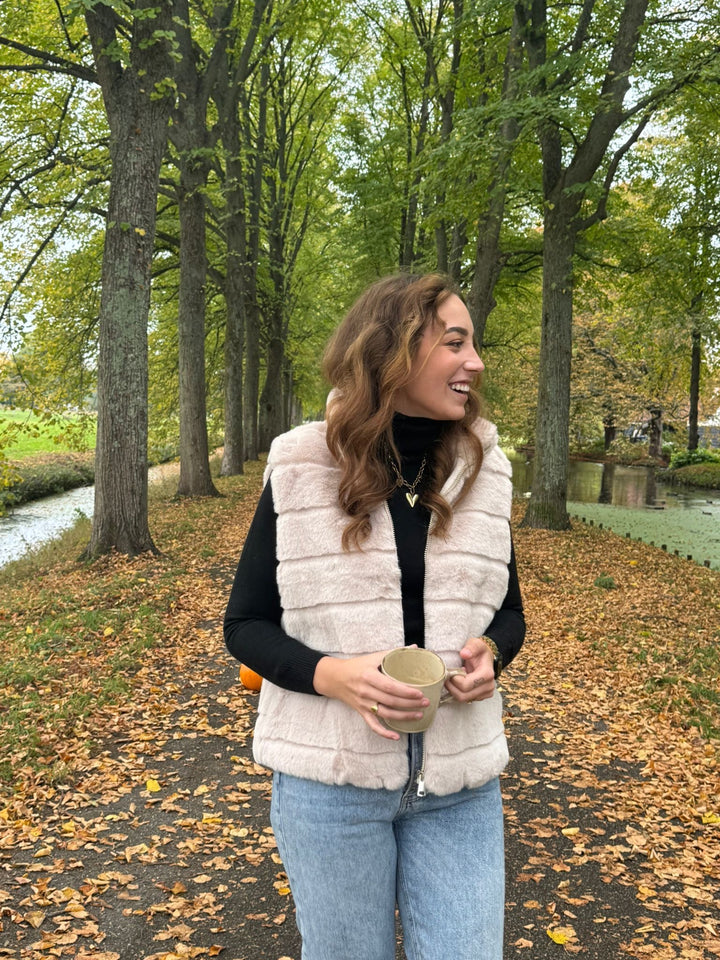 🤎 Beige Faux Fur Bodywarmer – Elegant, Zacht & Tijdloos