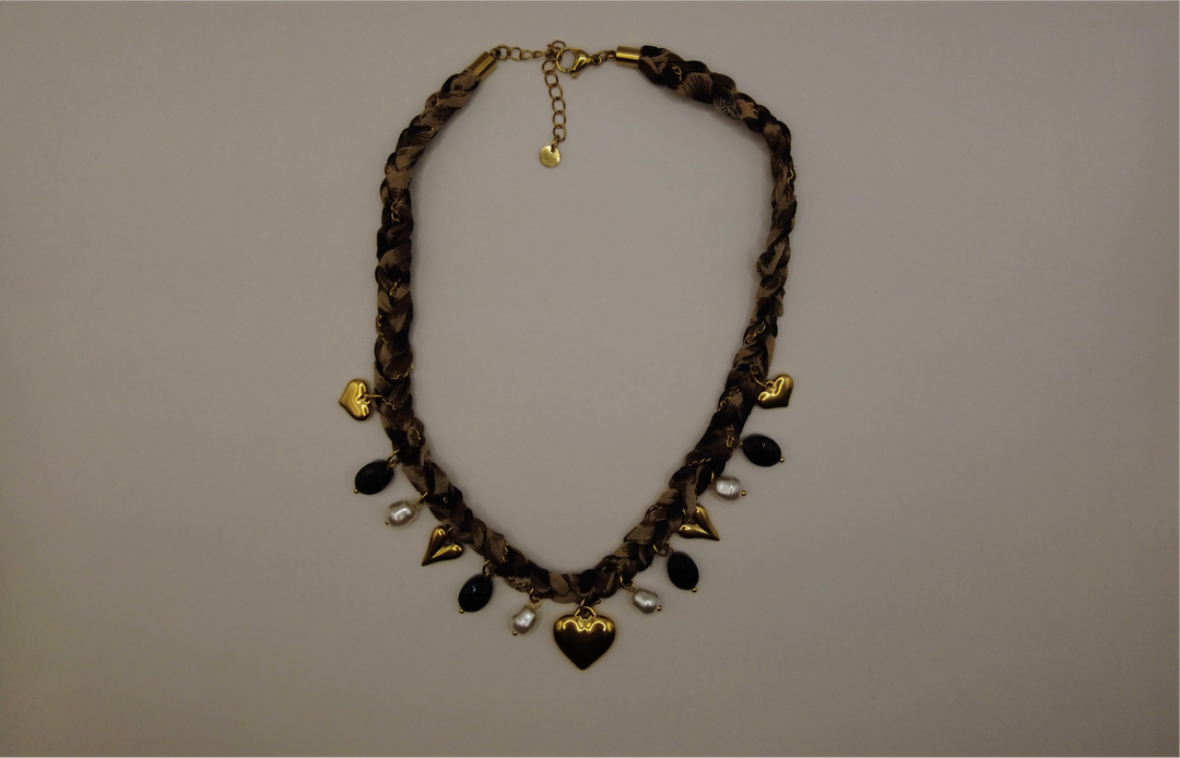 Statement ketting met gouden hartjes, parels en zwarte kralen