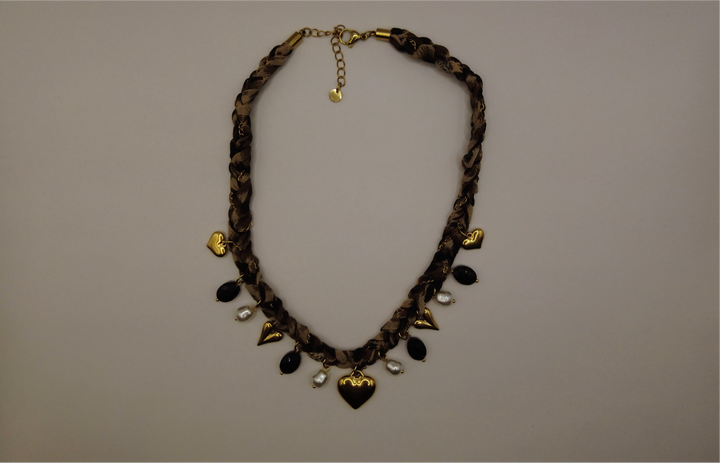 Statement ketting met gouden hartjes, parels en zwarte kralen