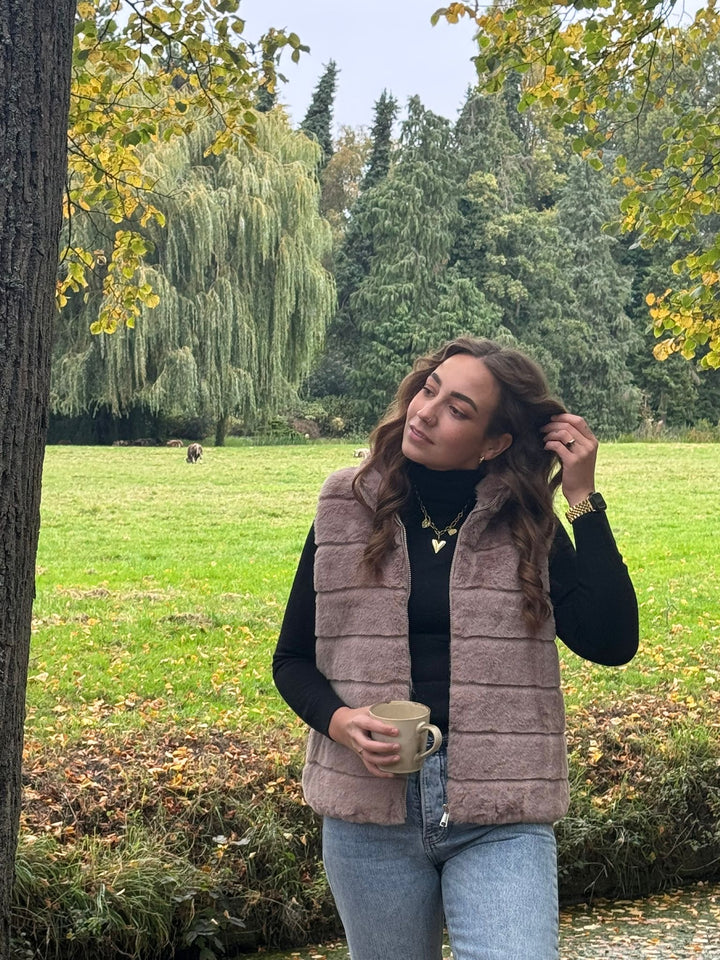 🤎 Taupe Faux Fur Bodywarmer – Chic, Warm & Tijdloos