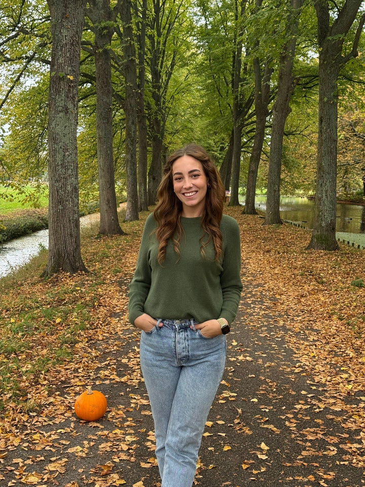 🌿 Army Green Basic Trui – Tijdloos, Zacht & Makkelijk te Combineren