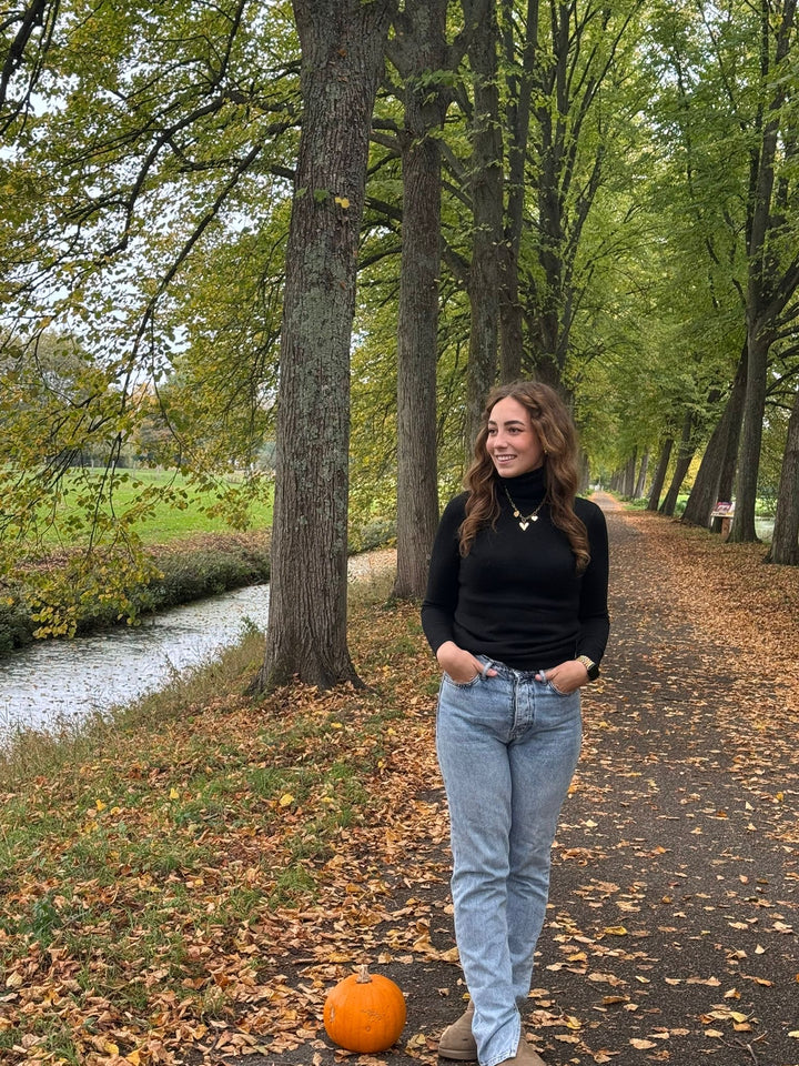🖤 Zwarte Coltrui – Aansluitend, Elegant & Onmisbaar