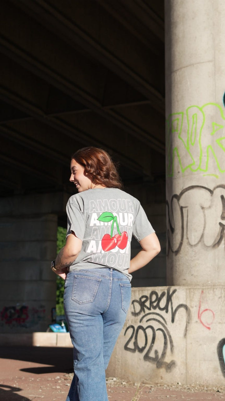 🍒 Amour Cherry Graphic T-Shirt – Grijs