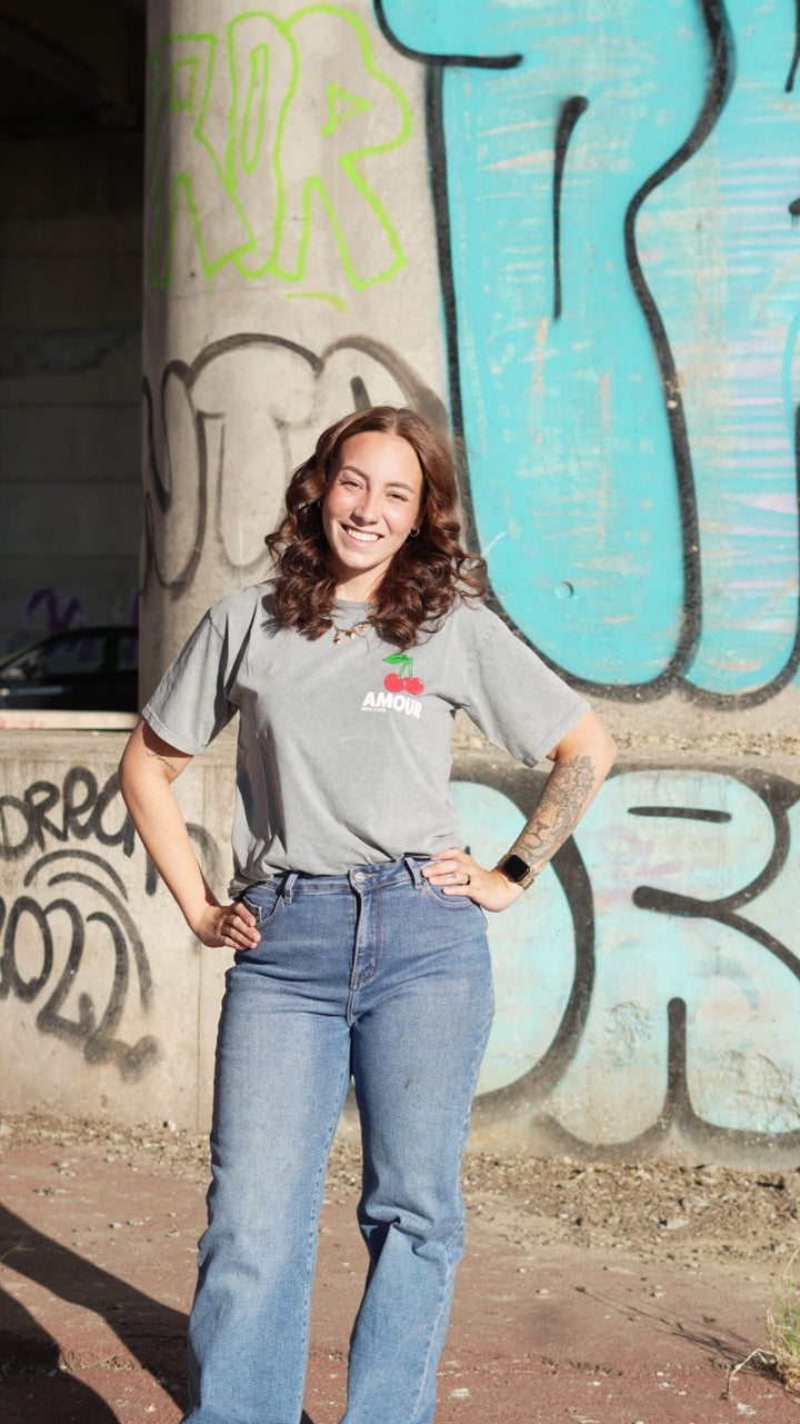 🍒 Amour Cherry Graphic T-Shirt – Grijs
